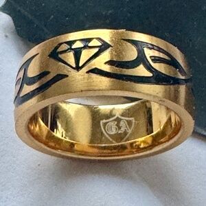 Gold-toned men's band ring w/ black enamel tribal-style engraving size 7 1/2